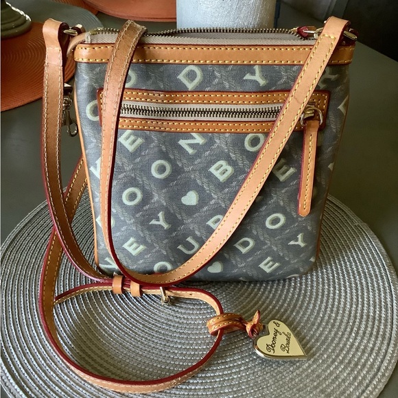 Dooney and Bourke crossbody 🧡🤍🧡 - Picture 2 of 12